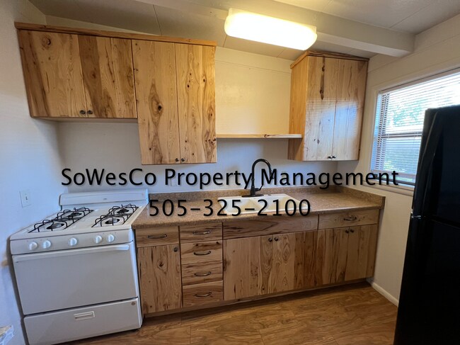 Foto del edificio - 2 Bedroom Home with Fence Back Yard,  Carport & Laundry