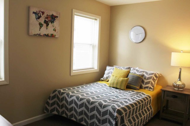 Bedroom-furnished - Temple Street Apartments (Roommate living)