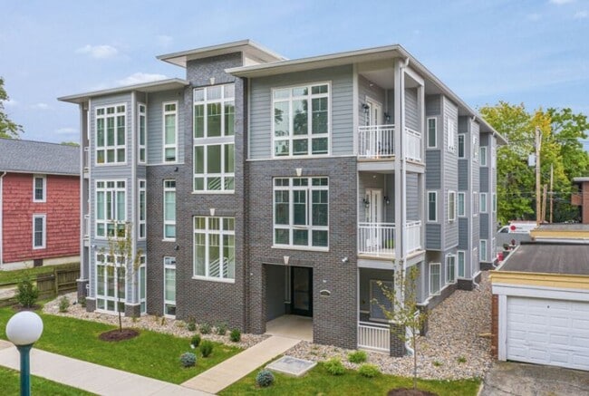 Interior Photo - 309 W Washington