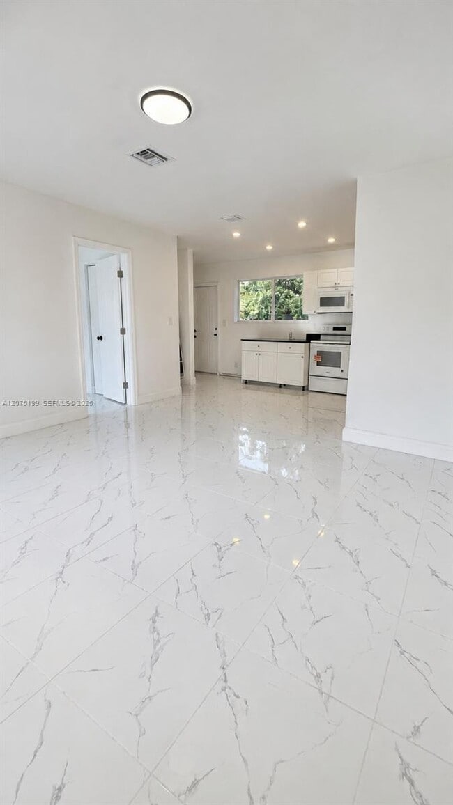 Foto del edificio - 901 NW 116th St