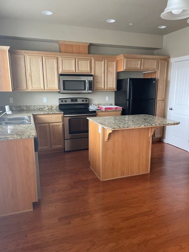 Building Photo - **SPECIAL** FIRST MONTH FREE W/ ONE YEAR LEASE/ 3 LEVEL CONDO W/ UPGRADES, GARAGE/ FENCED YARD