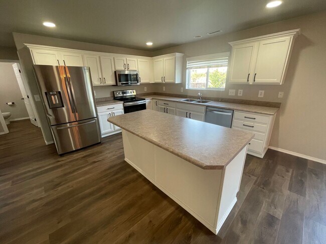 Building Photo - Beautiful Open Concept 4 Bedroom 2.5 Bath Home with Fenced Yard  in Gated Community