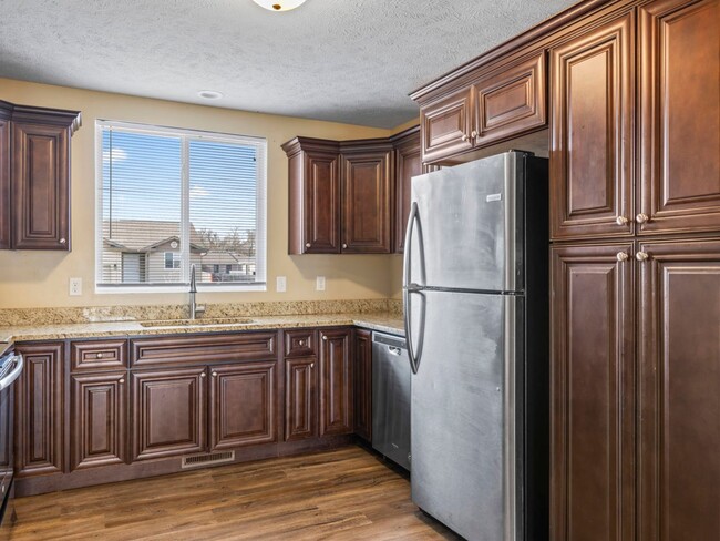Building Photo - Beautiful Finishes in Newer Neighborhood
