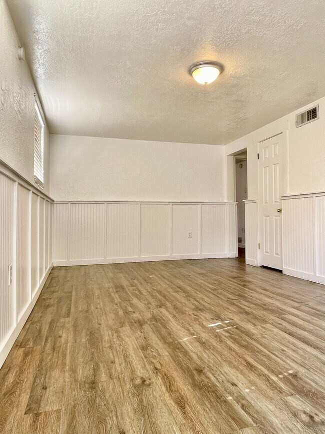 Building Photo - 2035 Van Buren Ave