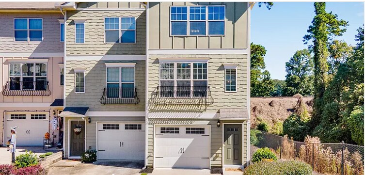 Frente de la casa - 1689 Liberty Pky NW