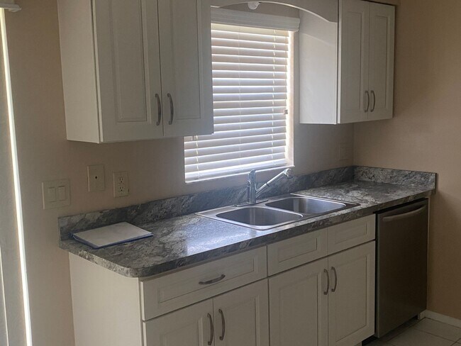 Building Photo - Renovated 2 bed 2 bath