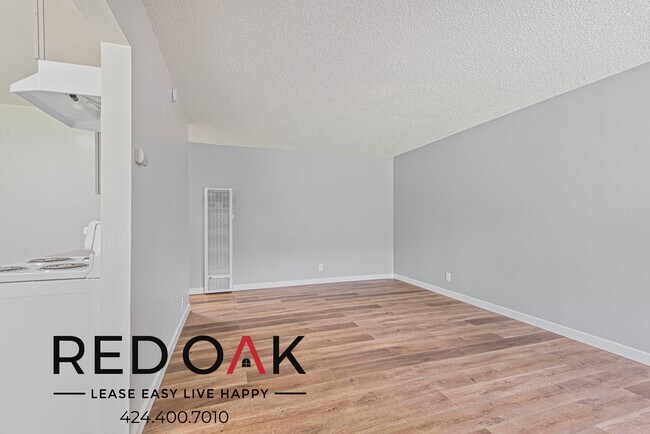 Foto del edificio - Spacious One Bedroom with Beautiful Floors...