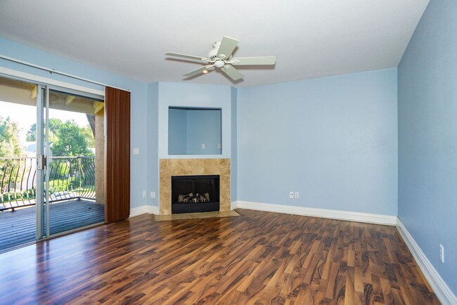 Building Photo - Great Two Bedroom Corner Unit in Villa Tos...