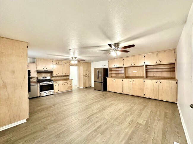 Foto del edificio - 3 Bed | 2 Bath | Pool | Screened Porch