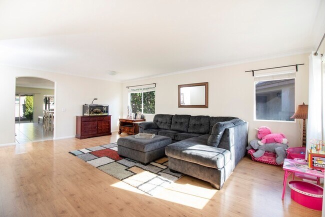 Building Photo - Small dogs alllowed . All appliance. Palom...