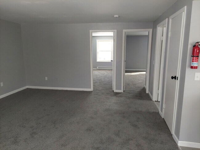 Foto del edificio - 12 Airport Rd