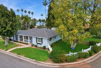 Building Photo - 1329 La Loma Dr