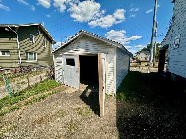 Foto del edificio - 323 Belden Ave NE