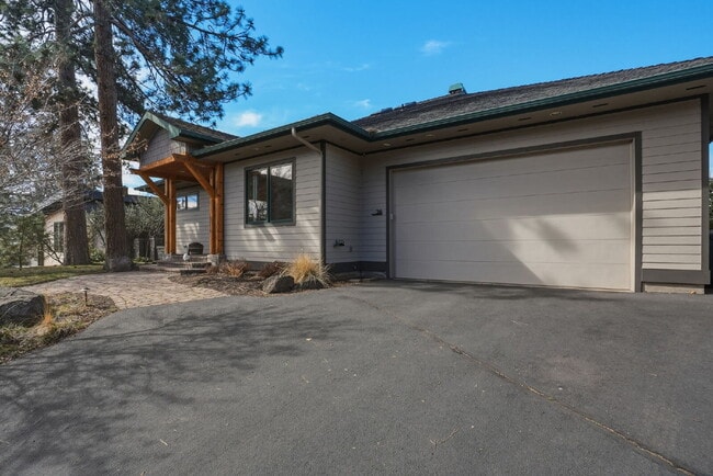 Building Photo - 26 NW Shasta Pl