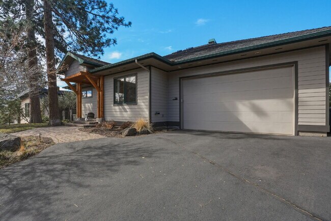 Foto del edificio - Beautiful 3-Bedroom Home Above Miller’s Landing with River and Mountain Vistas