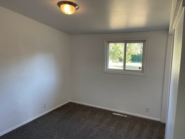 Building Photo - 744 E 8425 S