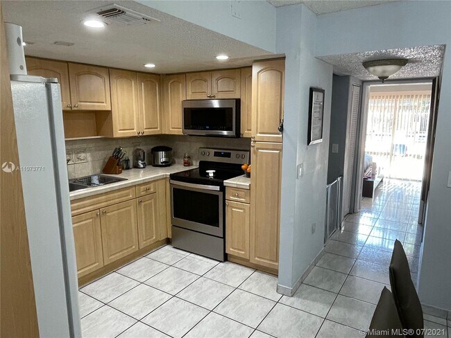 Foto del edificio - 6864 NW 166th Terrace