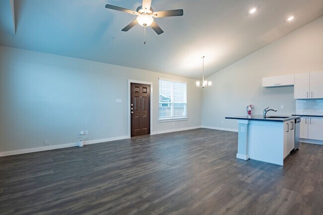 Foto del edificio - COMING SOON! GORGEOUS 3 BEDROOM FOUR PLEX ...