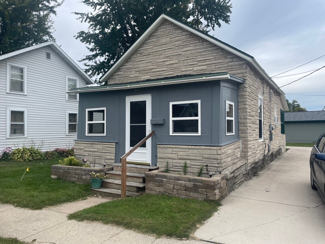 Primary Photo - 807 Shiocton St