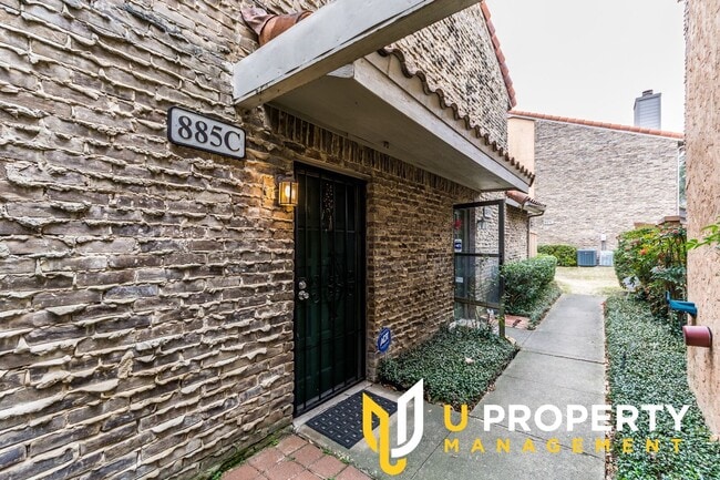 Building Photo - Location, Location, Location! Cozy townhou...