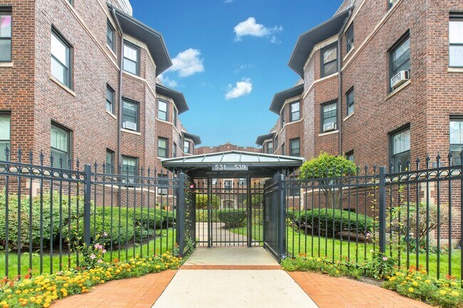 Building Photo - 533 W Addison St