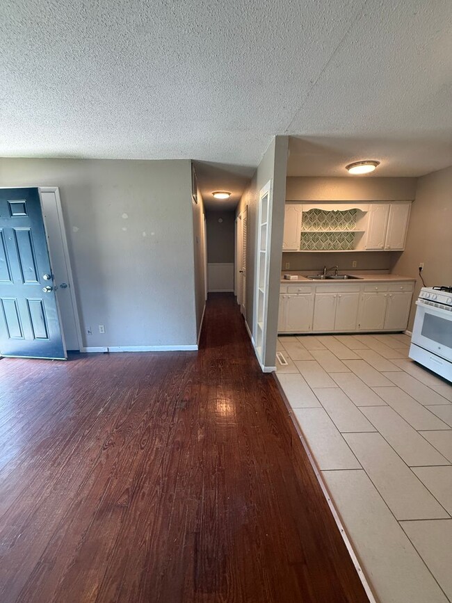Building Photo - 2 bedroom/1 bathroom