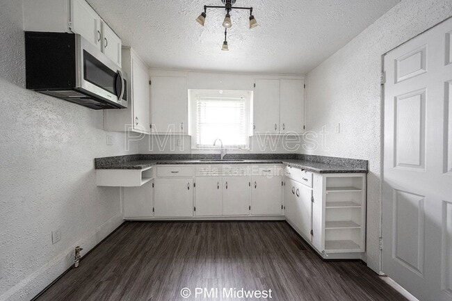 Building Photo - 1433 W 5th St