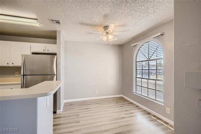 Foto del edificio - 2977 Juniper Hills Blvd