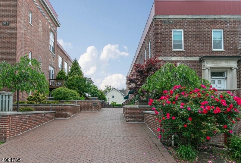Foto principal - 523 Trinity Pl