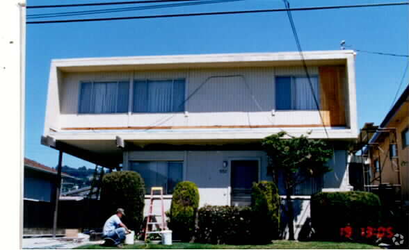 Building Photo - 552 Elm St