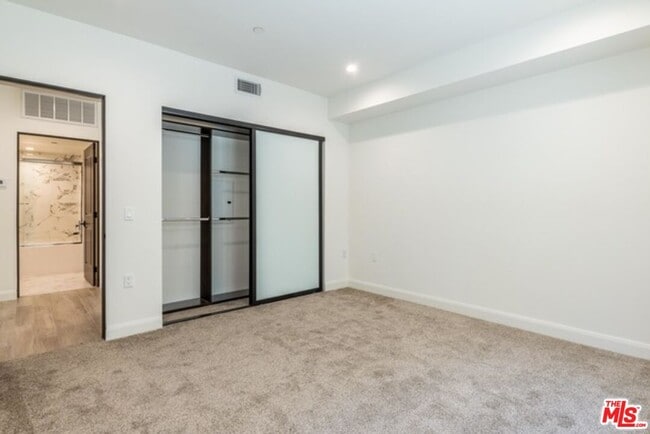 Building Photo - 859 S Lucerne Blvd