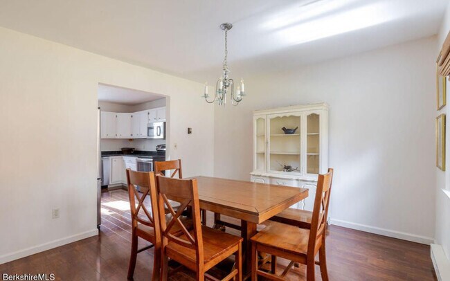 Foto del edificio - 230 Middle Rd