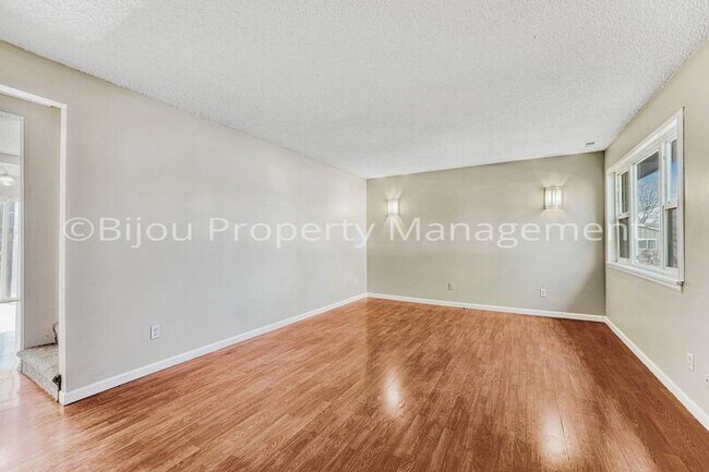 Foto del edificio - 4232 Gills Mill Ct