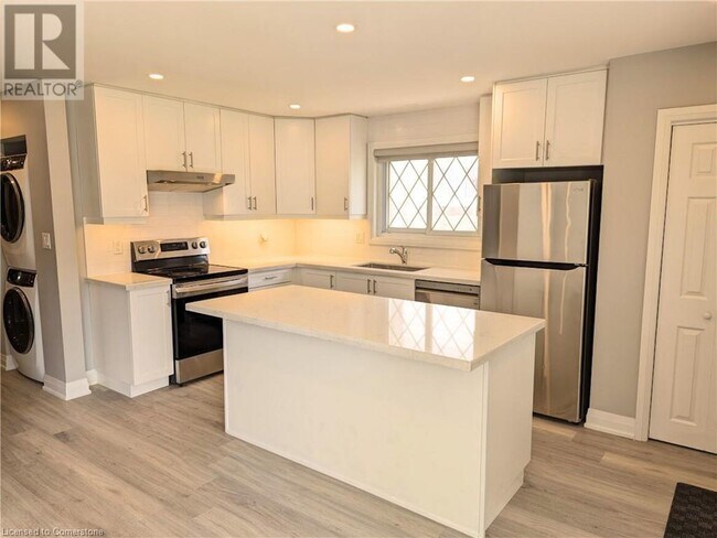 Photo du bâtiment - 420 E 13th St