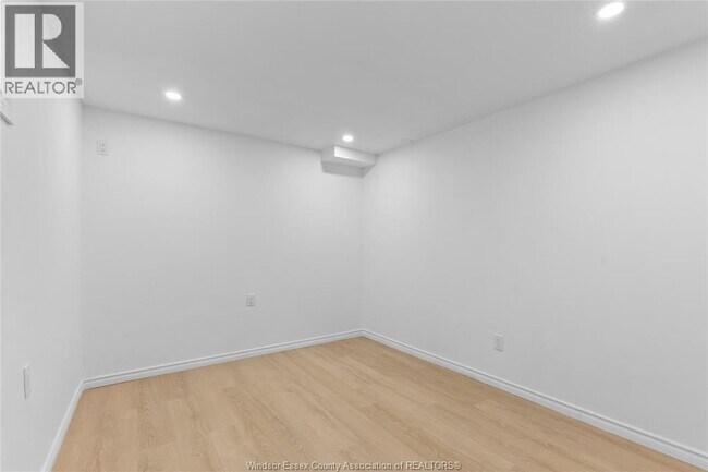 Photo du bâtiment - 242 Josephine Ave