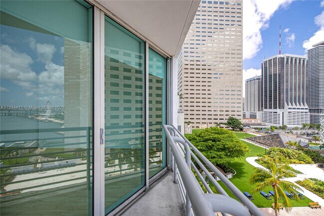 Foto del edificio - 335 S Biscayne Blvd