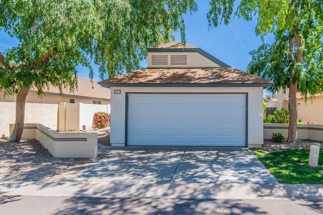 Building Photo - Two Bedrooms & Two Baths House with 2 Car ...