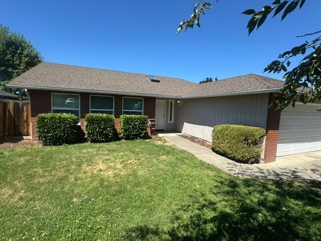 Building Photo - Move-In Ready! 3 Bedroom Home with Large Fenced Yard