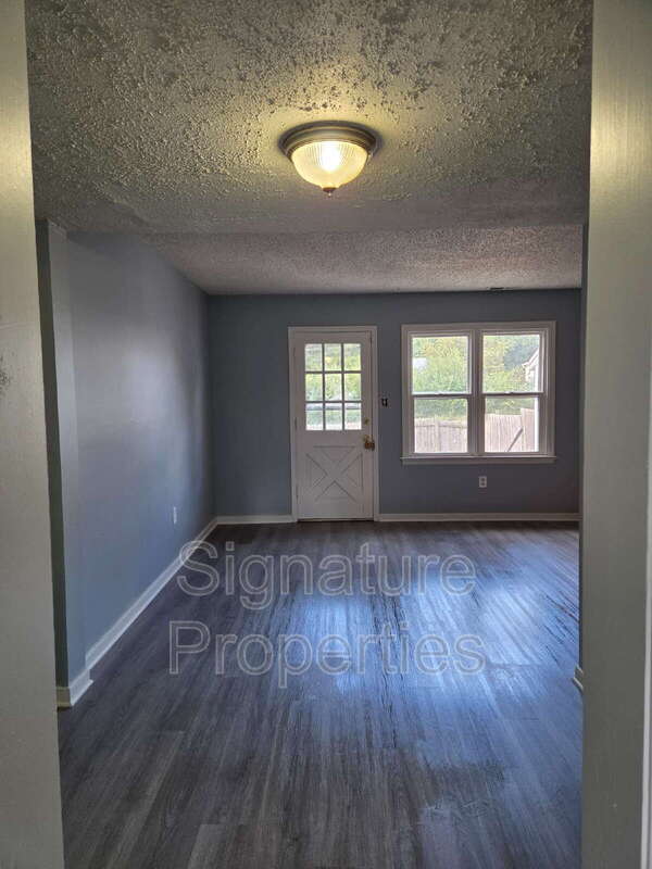 Building Photo - 810 Grayfox Dr