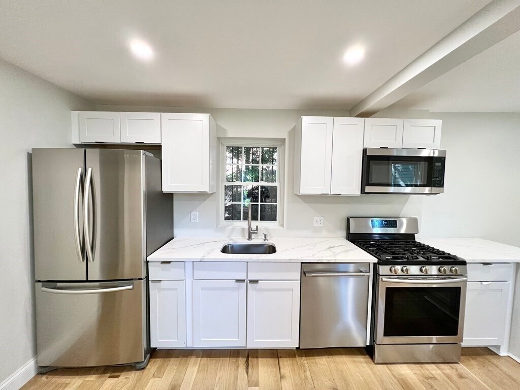 Primary Photo - 6 La Grange Pl
