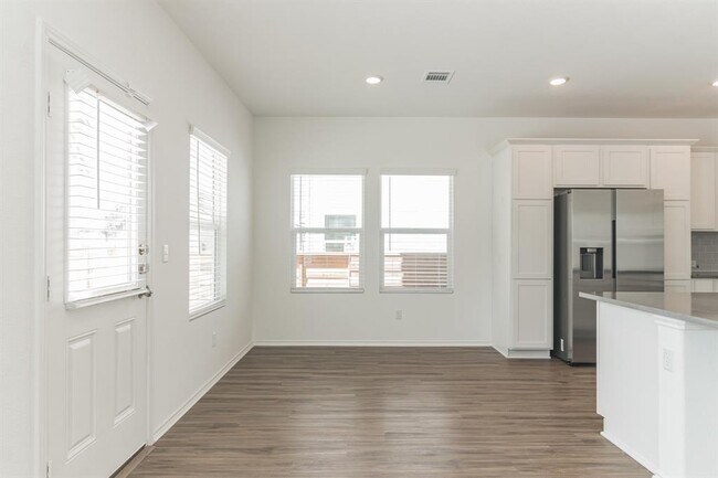 Building Photo - 220 Rioja
