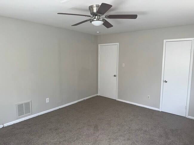 Foto del edificio - 403 Mistywood Dr