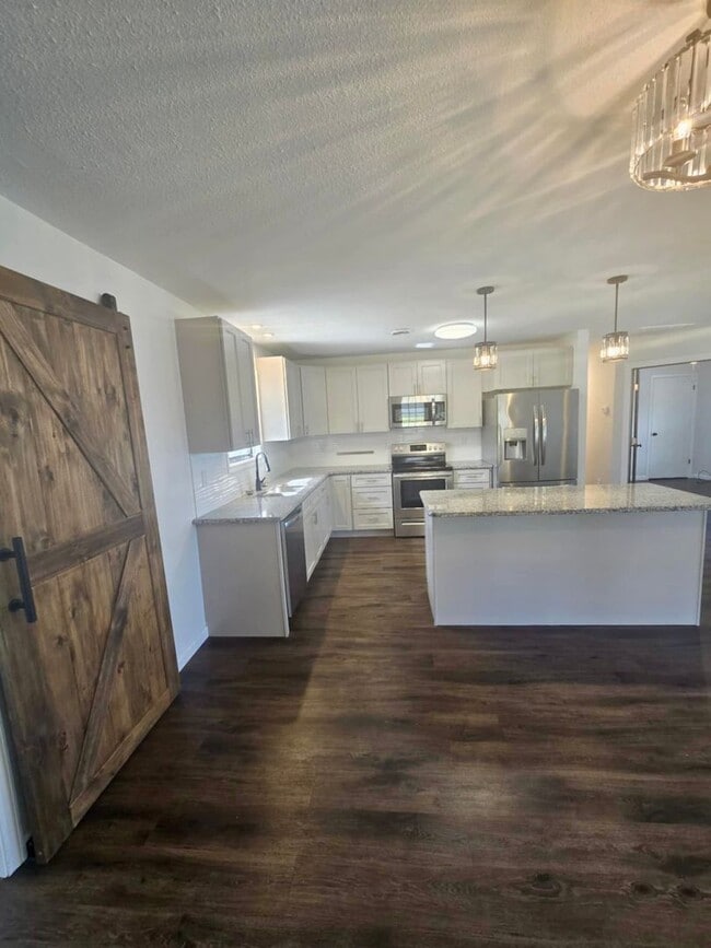 Building Photo - Location Friendly!!