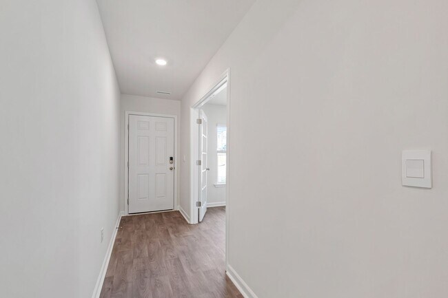Foto del edificio - Light-Filled & Freshly Painted Raleigh Gem!