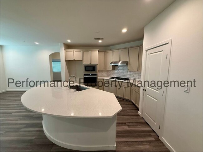 Building Photo - Stunning 4 Bed/3 Bath Belcourt Seven Oaks Home w/ $0 Deposit Option & More