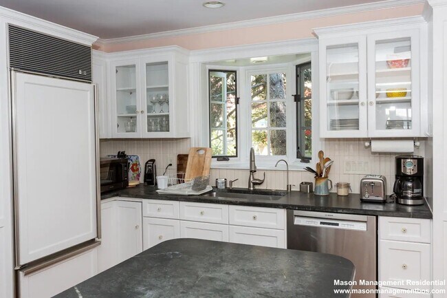 Building Photo - 16A Linden Pl