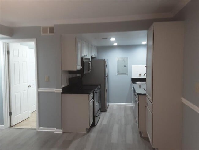 Building Photo - 6900 Roswell Rd