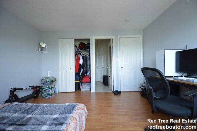 Building Photo - 147 Kelton St