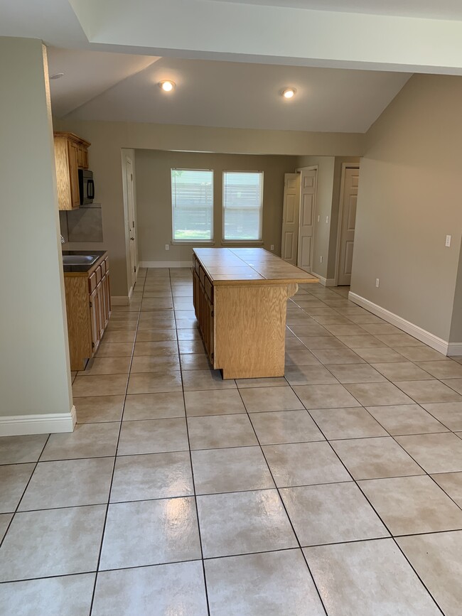 Building Photo - 4877 Montegut St