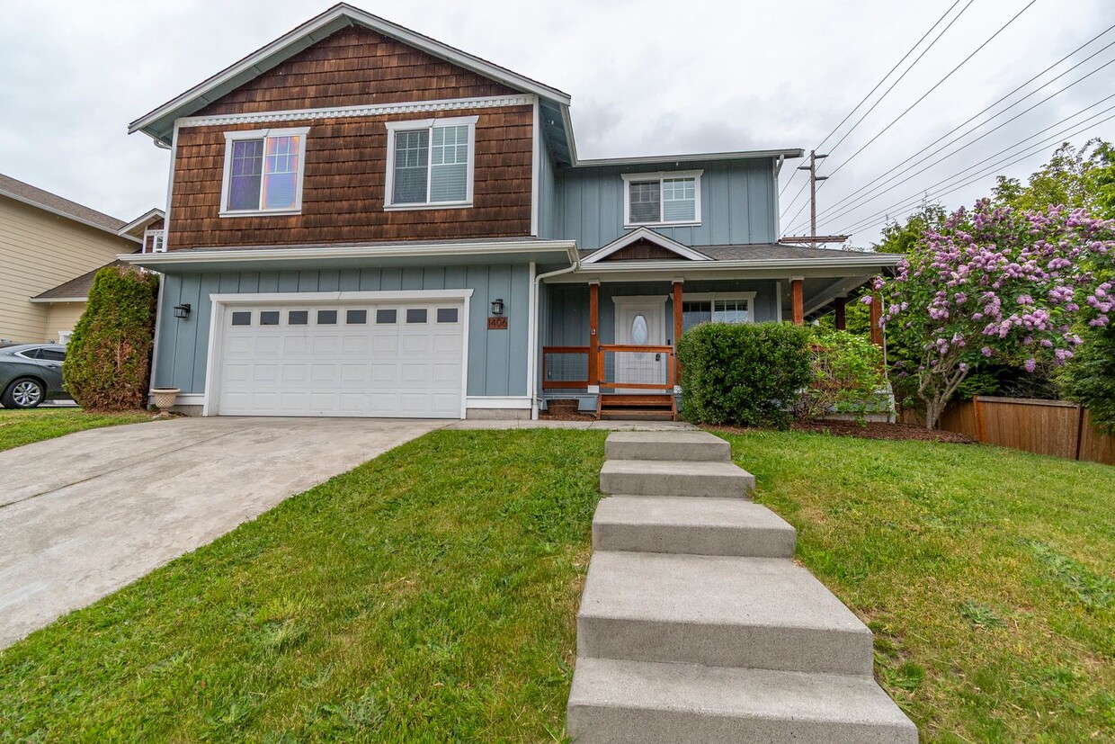 Primary Photo - 4 Bedroom, 2.5 Bath Rental with Fireplace ...